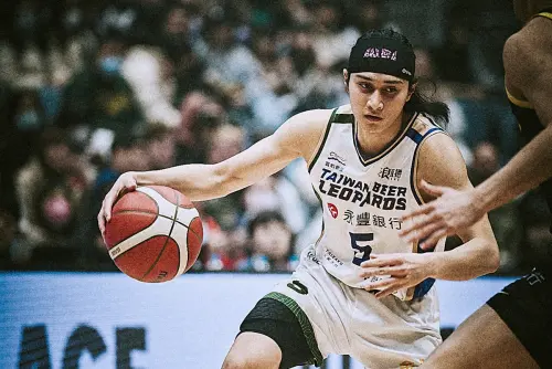 TPBL今(2)日公布年度防守相關獎項,其中雲豹後衛高錦瑋(左)進入年度防守第一隊,引發不小討論,很多人認為這個位置應該留給戰神狀元郎雷蒙恩。(圖/桃園台啤永豐雲豹提供) ▲TPBL今(2)日公布年度防守相關獎項,其中雲豹後衛高錦瑋(左)進入年度防守第一隊,引發不小討論,很多人認為這個位置應該留給戰神狀元郎雷蒙恩。(圖/桃園台啤永豐雲豹提供)