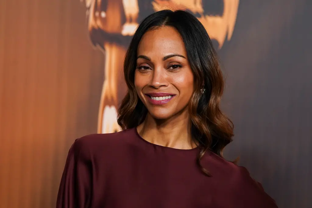 ▲柔伊莎達娜有望將從好萊塢「科幻片女王」變成奧斯卡得主，她以《璀璨女人夢》奪下最佳女配角的呼聲領先其他入圍者，透露是因為有身為跨性別者的外甥，才讓她接下這部電影。（圖／美聯社／達志影像）