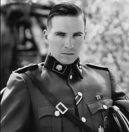 ▲雷夫范恩斯在《辛德勒的名單》演出陰狠的納粹軍官，演技獲得極高的讚譽，卻沒有得到當年的奧斯卡最佳男配角獎。（圖／摘自IMDb）