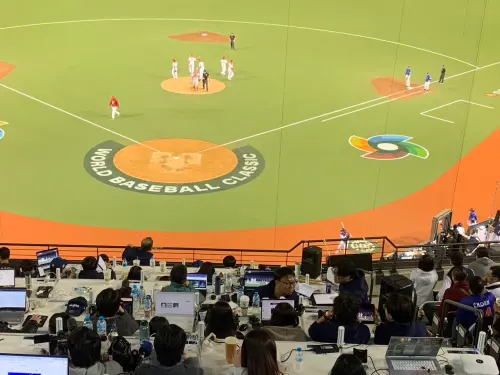 ▲中華隊情蒐團隊（右前方）在經典賽資格賽期間，無法進入球員休息室，僅能在二樓記者席前收集資料。（圖／記者陳柏翰攝）