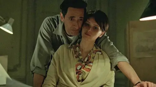 ▲費莉絲蒂瓊斯（Felicity Jones）（右）在《粗獷派建築師》中飾演影帝安德烈波帝（左）的妻子。（圖／摘自IMDB）