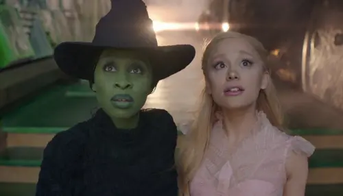 ▲亞莉安娜（Ariana Grande）（右）在《魔法壞女巫》中飾演活潑的「葛琳達」一角。（圖／摘自IMDB）