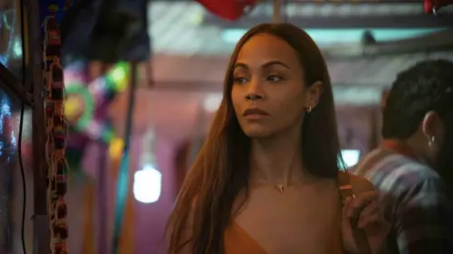 ▲柔伊莎達娜（Zoe Saldaña）在《璀璨女人夢》中扮演幫助販毒集團首腦變性的律師。（圖／摘自IMDB）