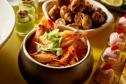 ▲台北福華大飯店吃到飽餐廳「彩虹座」推出「海鮮交響曲」，特製50道創意料理，包含啤酒蝦等菜色，即日起還加碼推出多個優惠，包含年滿55歲貴賓最優可享65折、平日兩人同行一人半價等。（圖／台北福華飯店提供）