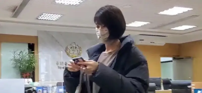 ▲調查官余正煌女友范綾玉曾是莒光園地主播，捲入投資詐騙案出庭作證。