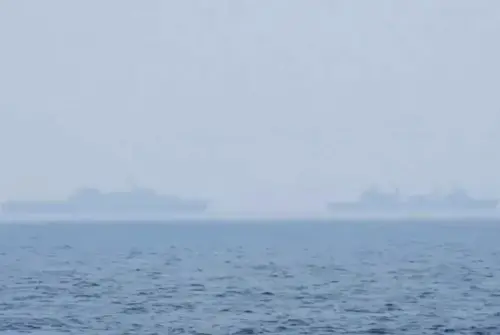 ▲海軍班超軍艦監控共軍四明山艦與千島湖艦。(圖/國防部提供) ▲海軍班超軍艦監控共軍四明山艦與千島湖艦。(圖/國防部提供)