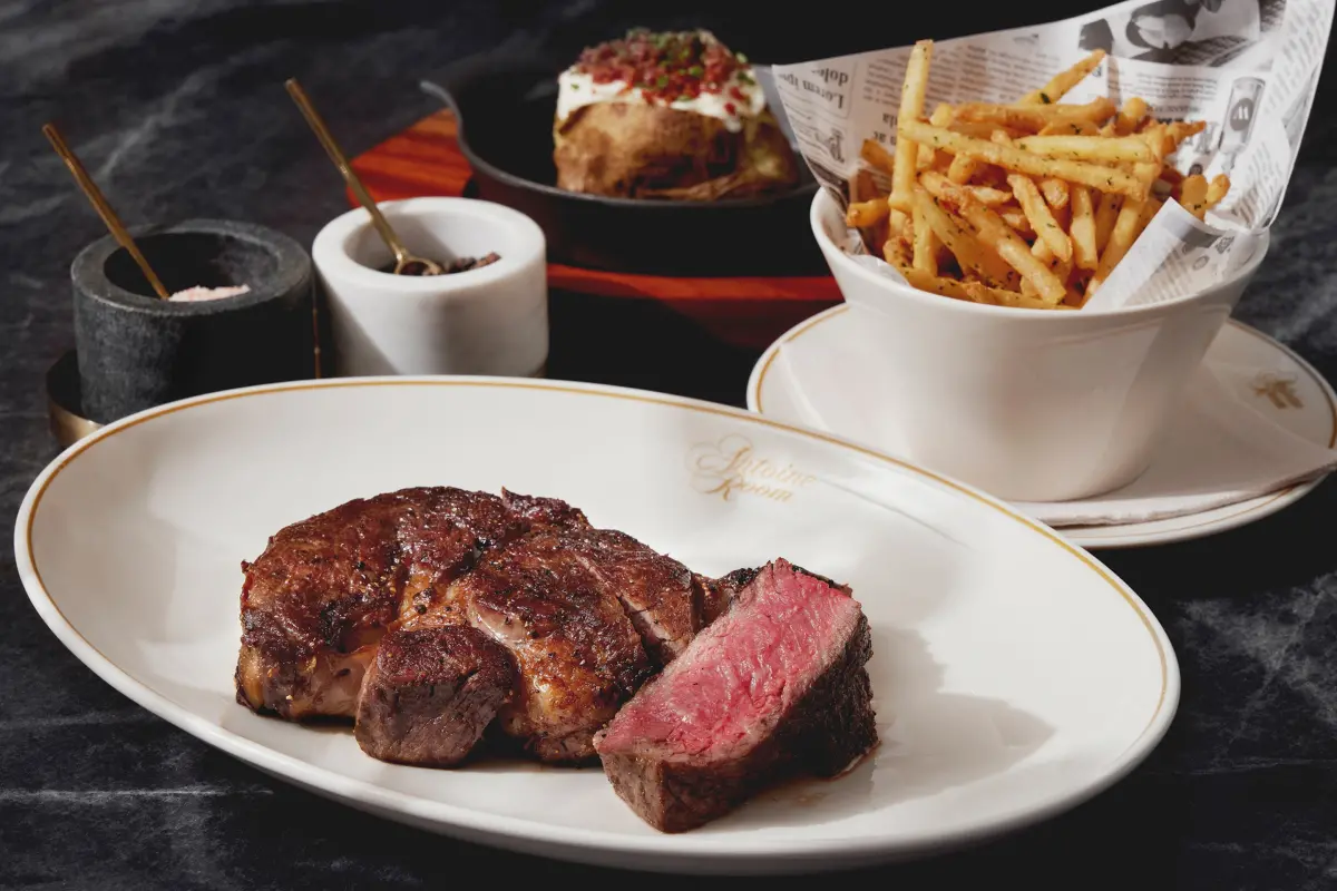 ▲台北喜來登安東廳牛排館於3月10日至4月30日推出「平日午間優惠」，67折起吃到高檔牛排，三道式套餐包含海陸牛排主餐、前菜或湯品、裸麥麵包、以及「8款配菜無限供應」等。（圖／台北喜來登提供）