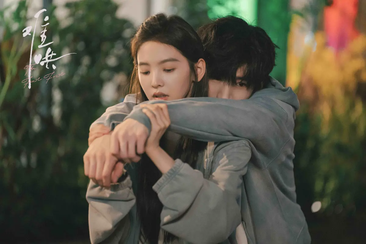 ▲章若楠（左）半夜夢遊偷親白敬亭（右），讓他嚇到愣在原地不敢動，《NOWnews今日新聞》盤點電視劇還原小說3高甜場面，讓您甜到蛀牙。（圖／翻攝自難哄官方微博）