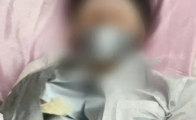 ▲一名穿著睡衣的14歲中國學生被中國黑幫在菲律賓綁架還斷指。（圖／翻攝自微博）