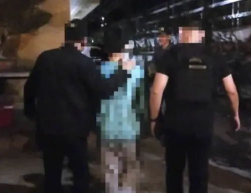 ▲中國留學生被綁架和釋放時身上還穿著睡衣。（圖／翻攝自微博）