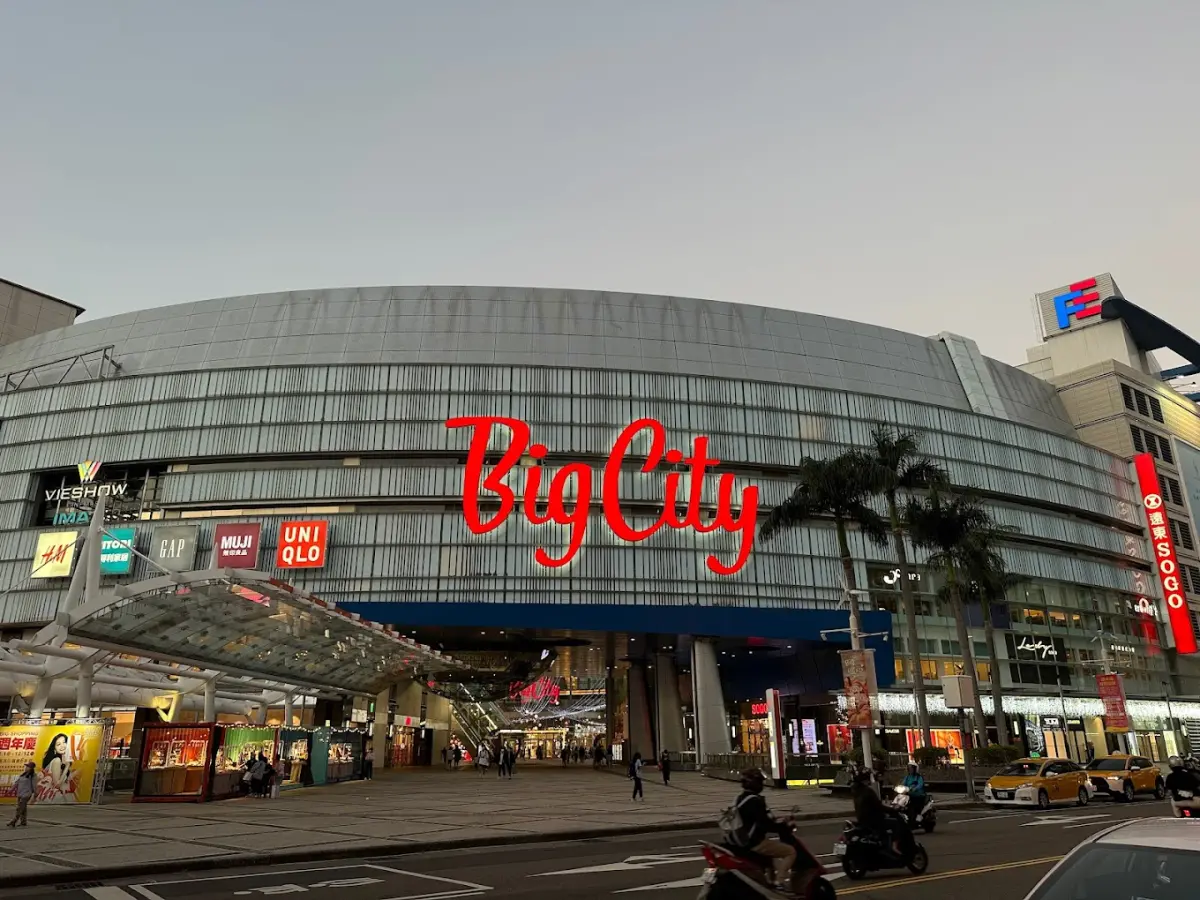 ▲實價揭露，新竹東區巨城商圈附近的指標都更危老案「利晉曙光」、「春福承曦」，成交單價都早已站上7字頭，遠超財政部新規定的新竹一坪50萬豪宅單價門檻。（圖／Google評價）