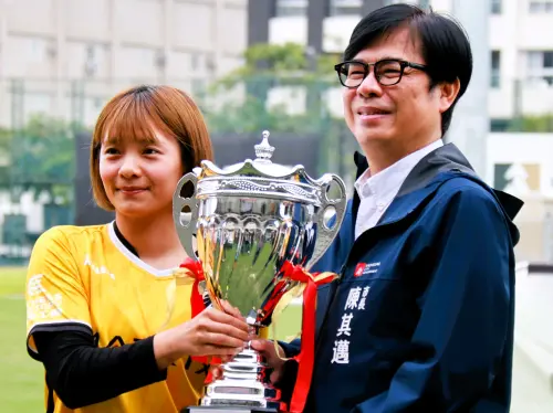 高雄市長陳其邁化身球迷期許2025年衛冕木蘭聯賽冠軍並挑戰女子亞冠賽。(圖/Attackers FC提供) ▲高雄市長陳其邁化身球迷期許2025年衛冕木蘭聯賽冠軍並挑戰女子亞冠賽。(圖/Attackers FC提供)