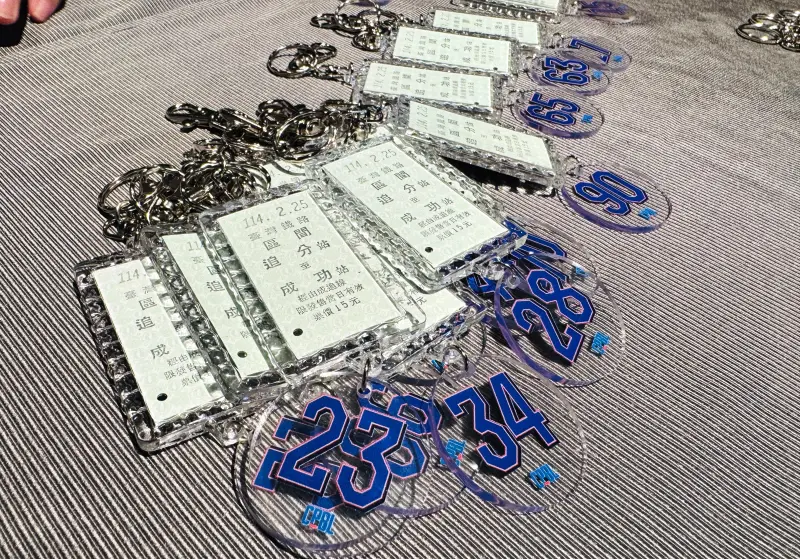 ▲蔡其昌請助理買「追分成功」車票，再由後勤團隊加工成「台版的無敵星星」，每個車票下都有專屬的球衣號碼。（圖／蔡其昌服務處提供，2025.02.27）