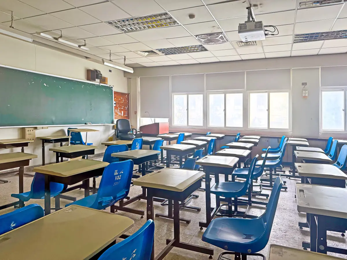 ▲泰國一名老師在教室內拍攝不雅影片，引發抗議。（圖／取自Unsplash）