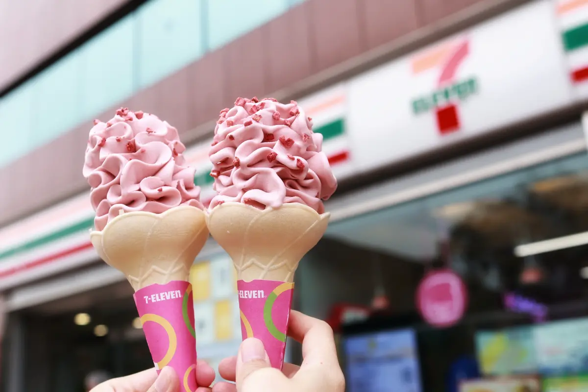 ▲7-11霜淇淋買一送一，雪淋霜新口味「韓國草莓巴斯克霜淇淋」，嚴選韓國雪香草莓，搭配濃郁的巧達起司（圖／記者吳翊緁攝）