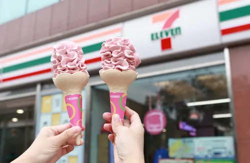 7-11草莓霜淇淋回歸了！「草莓卡士達」聯名亞尼克：+10元變泡芙

