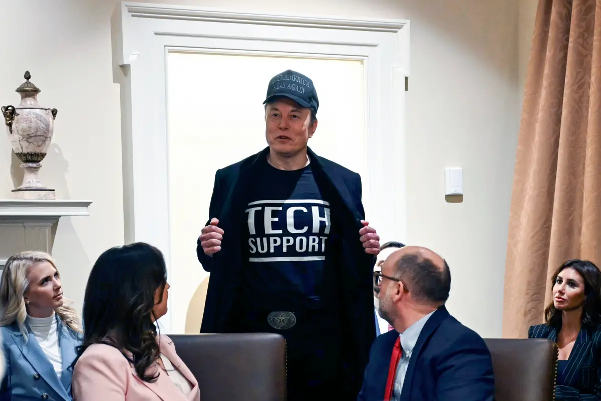 ▲主導政府效率部的特斯拉創辦人馬斯克出席美國內閣官員會議。（圖／美聯社／達志影像）