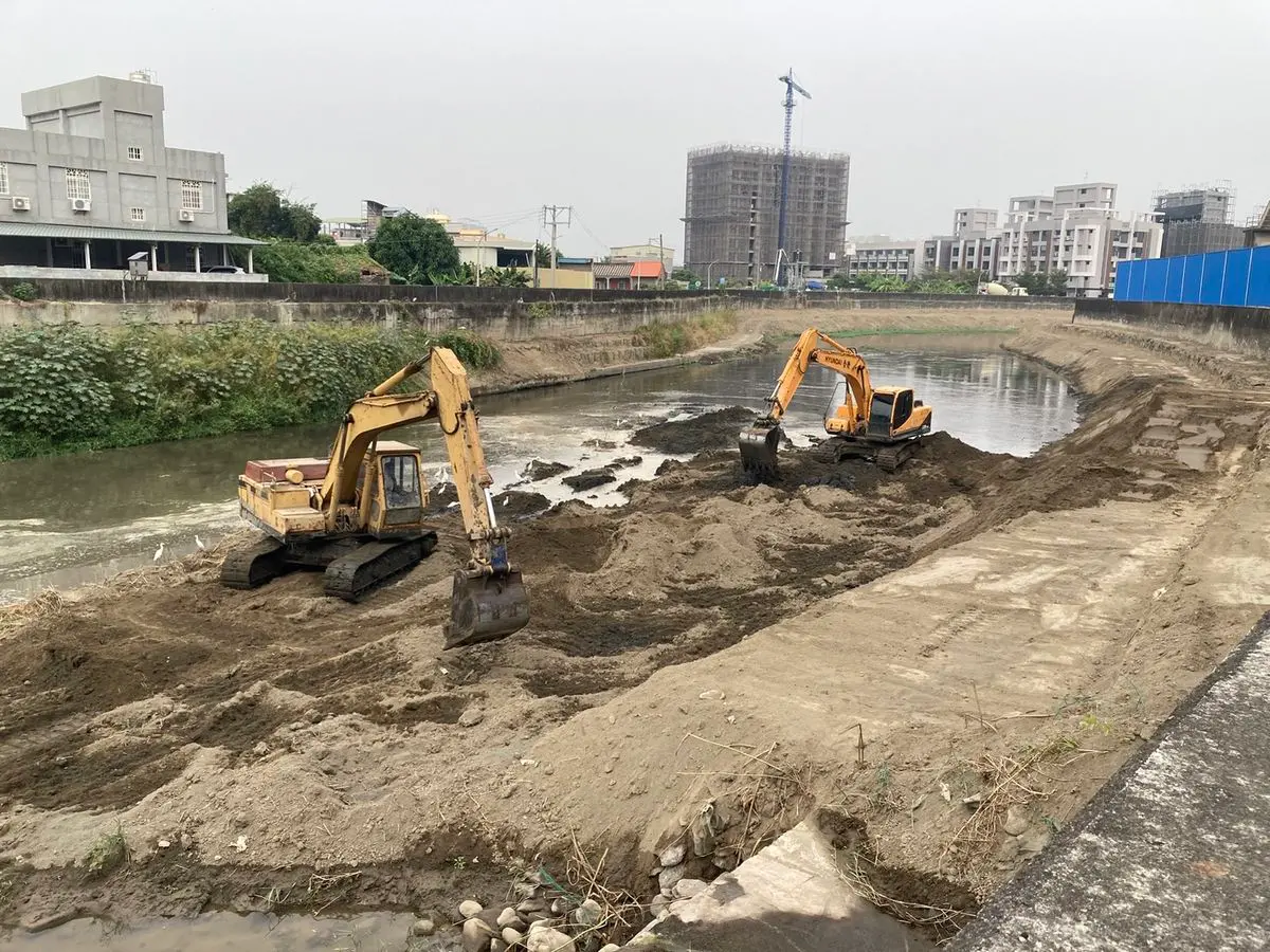 ▲為因應即將到來的汛期，高市府水利局預計於4月30日汛期來臨前完成渠道清疏12.1公里，清淤量14.6萬立方公尺。(圖／高市府水利局提供)
