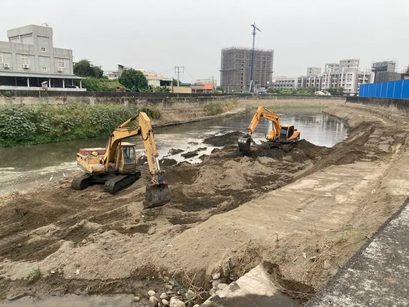 ▲為因應即將到來的汛期，高市府水利局預計於4月30日汛期來臨前完成渠道清疏12.1公里，清淤量14.6萬立方公尺。(圖／高市府水利局提供)