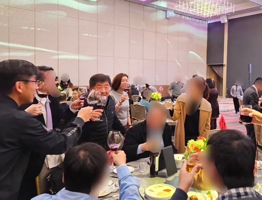 ▲衛福部次長林靜儀，和陳時中、鍾佳濱開心拿酒杯繞場。（圖／凌濤提供）