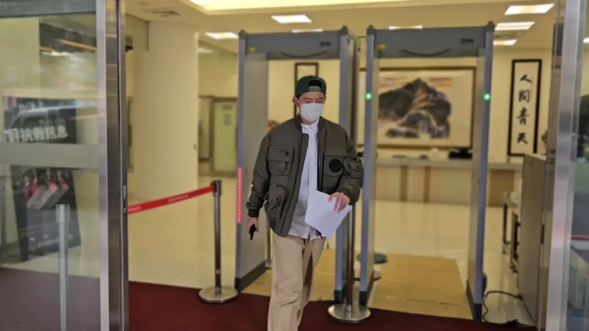 ▲藝人宥勝強吻助理遭判刑8月、緩刑5年，須支付國庫200萬，他前往北檢執行科付款後離開（圖／記者劉松霖攝）