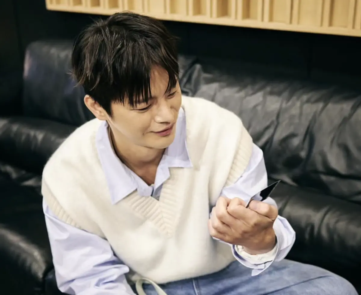 ▲韓劇《請回答1997》的主演徐仁國（如圖）與鄭恩地昨日突然在各自的社群曬出照片，兩人雖沒有同框，卻穿著像是情侶裝的衣服，讓粉絲又驚又喜，紛紛猜測兩人之後會合體。（圖／翻攝自徐仁國 IG）