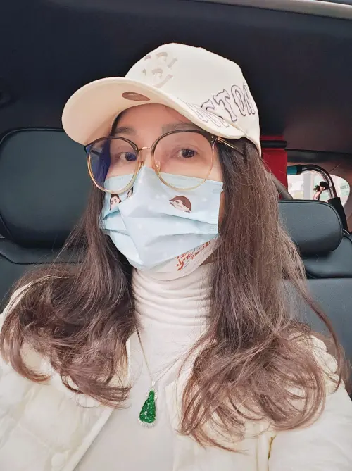 ▲陳美鳳素顏駕車外出，戴口罩的她，露出半張臉。（圖／陳美鳳臉書）