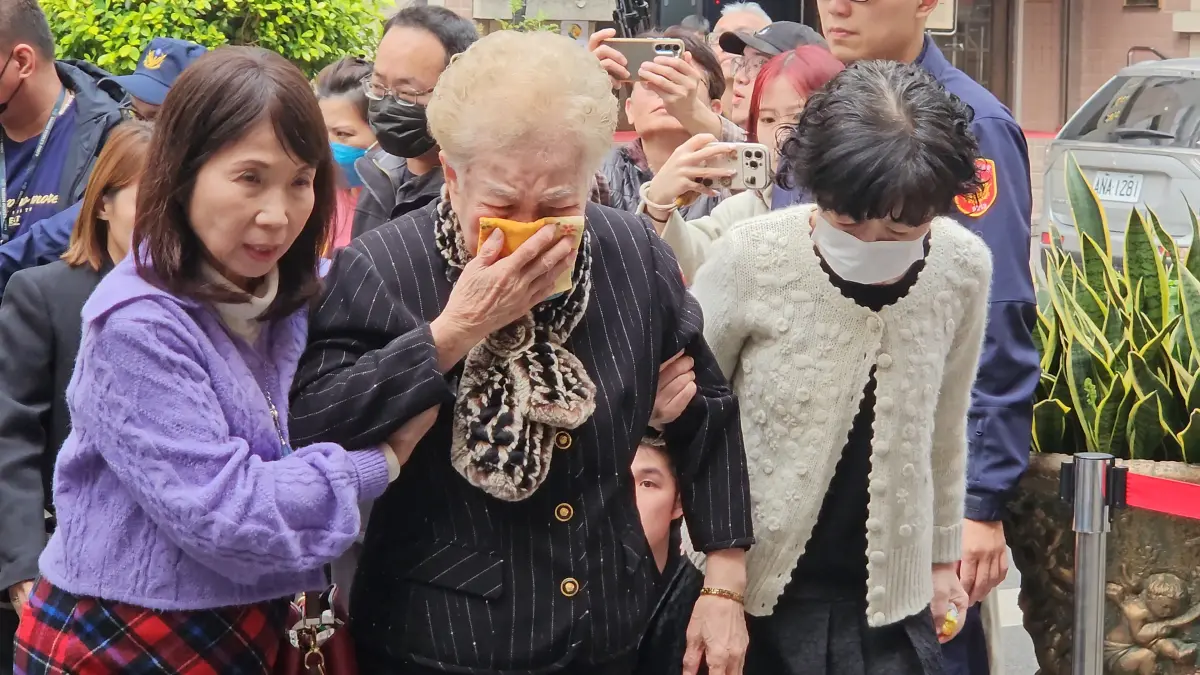 ▲柯文哲母親何瑞英（中）、夫人陳佩琪到台北地院旁聽。（圖／記者劉松霖攝）