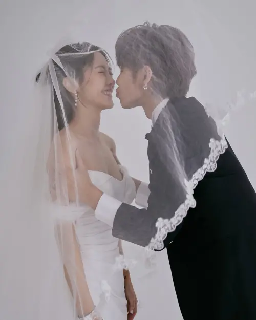 ▲鼓鼓、大元的婚紗照中也有充滿浪漫氣氛的「欲接吻」動作。（圖／鼓鼓、大元IG）