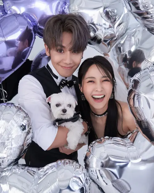 ▲鼓鼓（左）和大元的婚紗照連愛犬都入鏡，一起分享幸福。（圖／摘自IG）