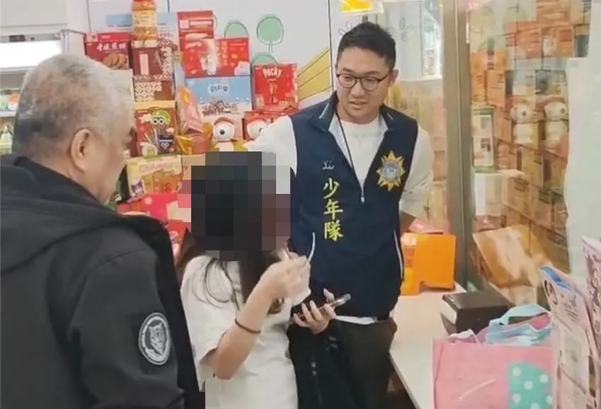 ▲少年隊專案小組最終在花蓮市超商內尋獲少年小語並警護送返回高雄由家人前來領回，並協助後續輔導學習事宜。（圖／高市警局少年隊提供）