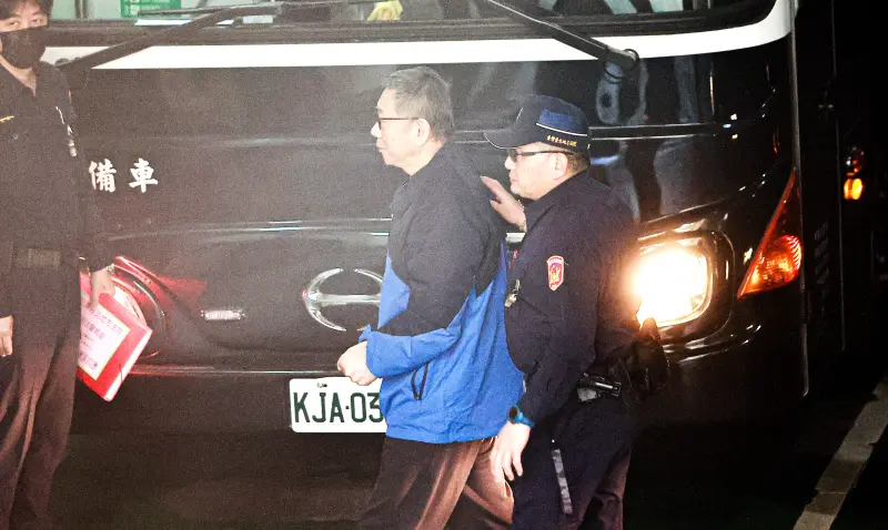 ▲前民眾黨主席柯文哲遞狀聲請解除禁見及通信，盼返家奔喪，今下午赴台北地院開庭前走下囚車。（圖／記者葉政勳攝，2025.02.27）