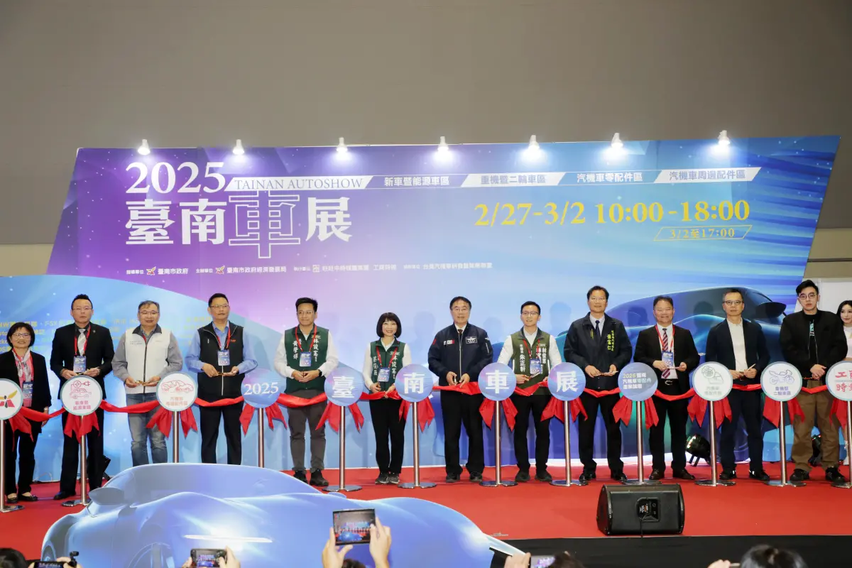 ▲「2025臺南車展」市長黃偉哲偕同市議員、經發局代理局長蕭富仁、台灣汽機車研發策略聯盟理事長曾宗賢、大臺南會展中心執行長葉泰民等進行剪綵儀式。（圖／南市府提供）