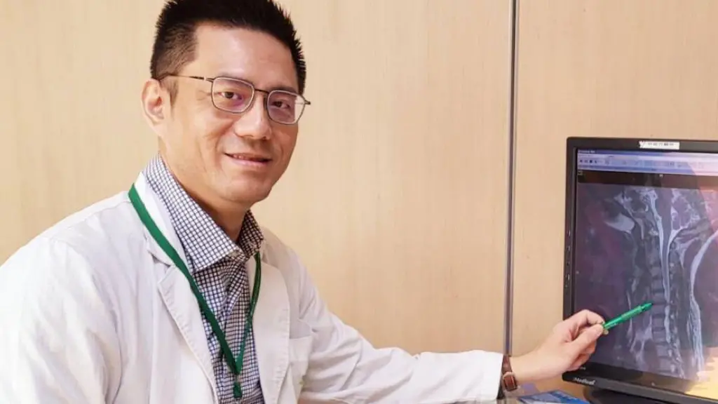 ▲ 阮綜合醫院神經外科醫師鄭傑陽建議，要避免罹患頸椎間盤突出，要先改掉「低頭族」的姿勢。（圖／阮綜合醫院提供）