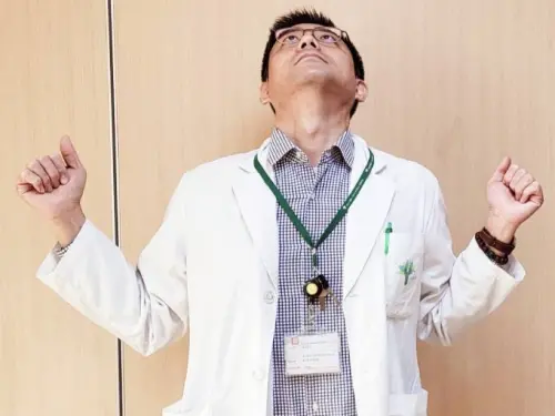 ▲避免罹患頸椎間盤突出，需先改掉「低頭族」的姿勢，並且可以每隔一個鐘頭起身，將雙手向側邊彎曲呈現「W」字，同時頸部緩緩向後進行伸展。（圖／阮綜合醫院提供）