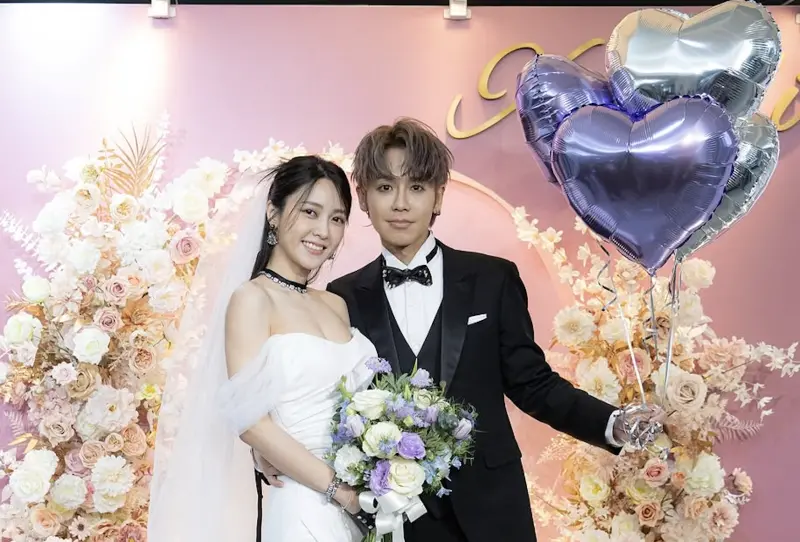 ▲鼓鼓（右）和大元發布婚紗照，宣告結婚。（圖／摘自IG）