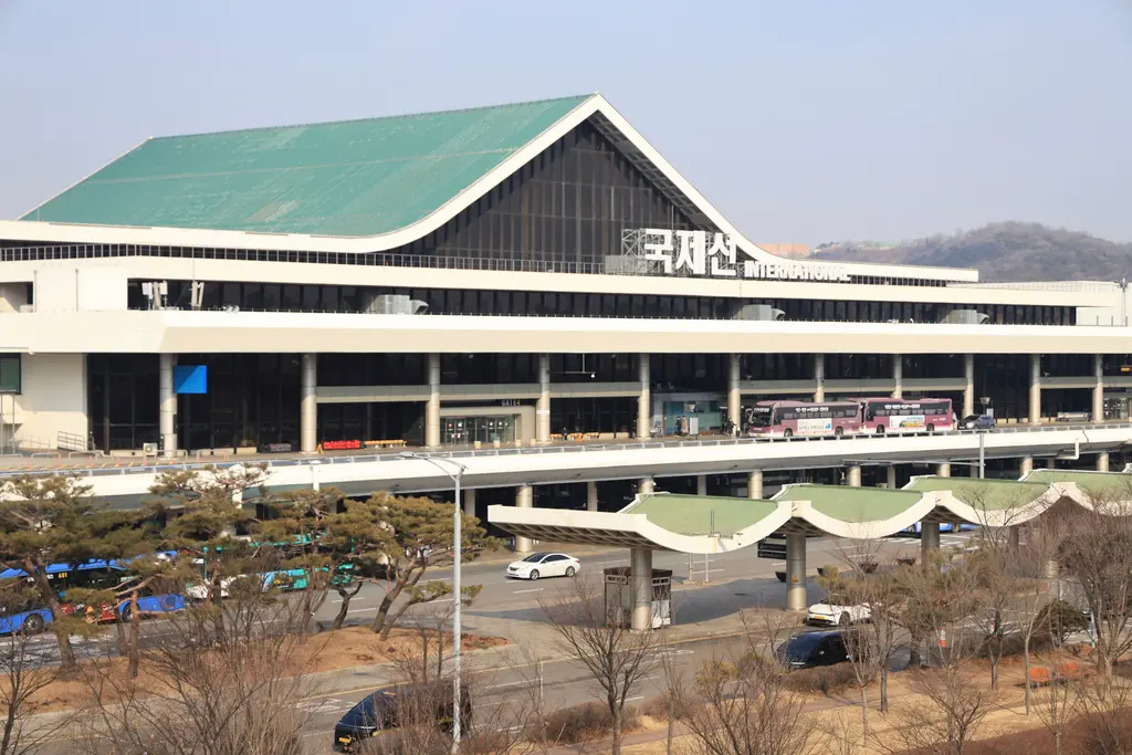 ▲韓國首爾金浦機場今（27）日驚傳外圍發生火災，大量黑色濃煙瀰漫湧入機場跑道，幸未造成任何人員傷亡。資料照。（圖／美聯社／達志影像）