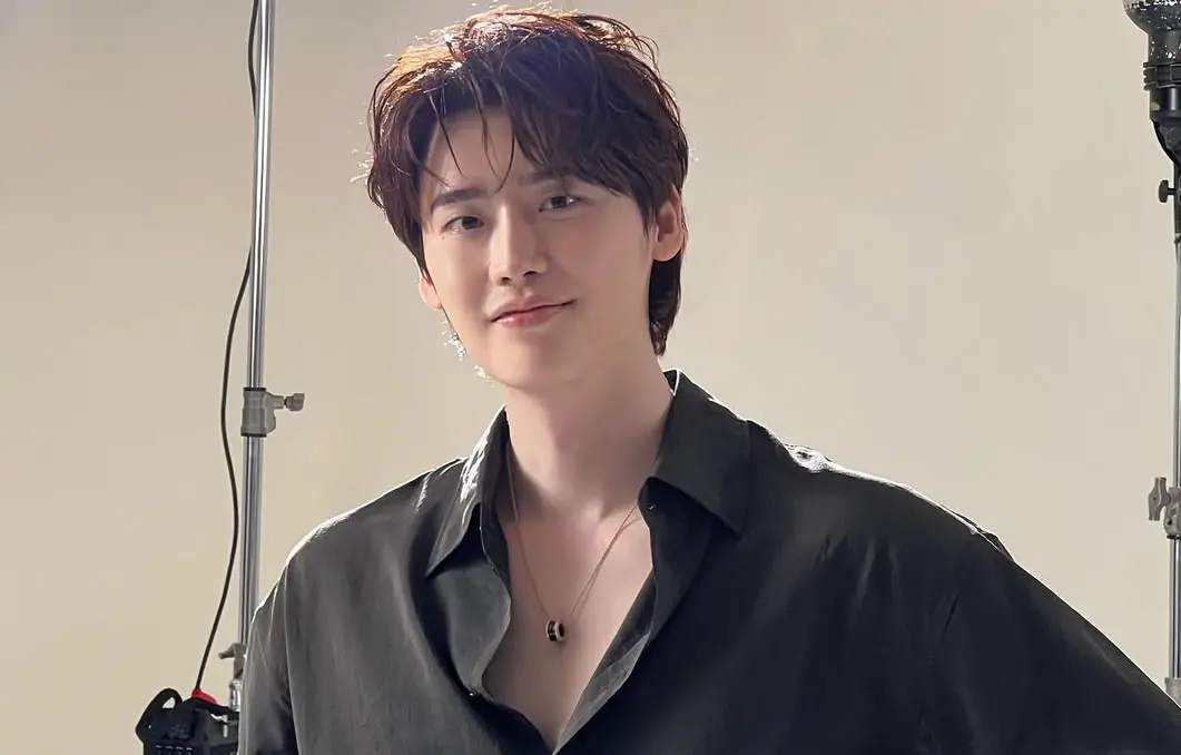 ▲李鍾碩（如圖）日前遭傳與IU分手，近日他則零偽裝現身香港，和文佳煐一同為了新劇取景；李鍾碩身材瘦了不少，引起粉絲討論。（圖／李鍾碩IG）