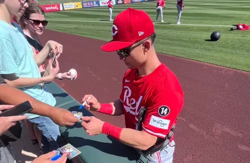 ▲Stuart Fairchild在春訓基地替球迷簽名。（圖／網友康先生提供）