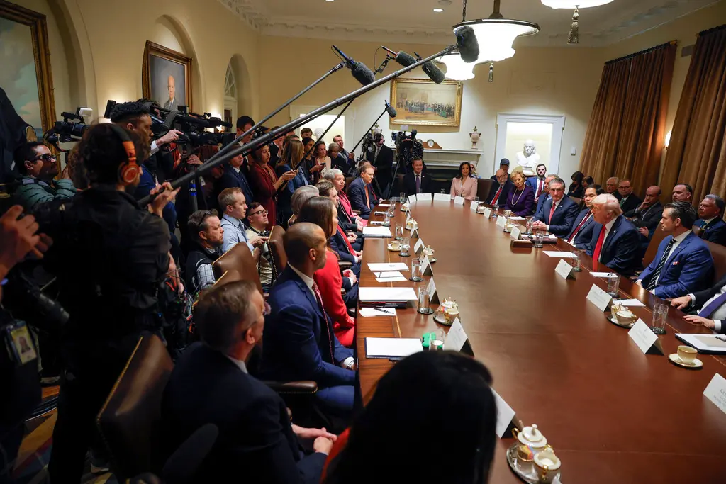 ▲美國總統川普26日舉行了第二任期內的首場內閣會議，但美聯社、路透社等媒體被拒絕入內採訪。圖為美聯社從其他媒體取得照片。（圖／美聯社／達志影像）