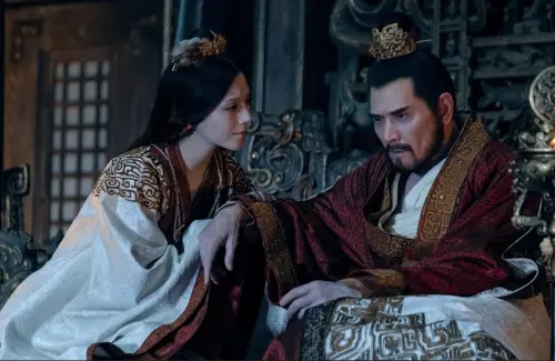 ▲費翔（右）在《封神第二部：戰火西岐》扮演的紂王，還是有與妲己狼狽為奸的對手戲。（圖／鴻聯國際提供）