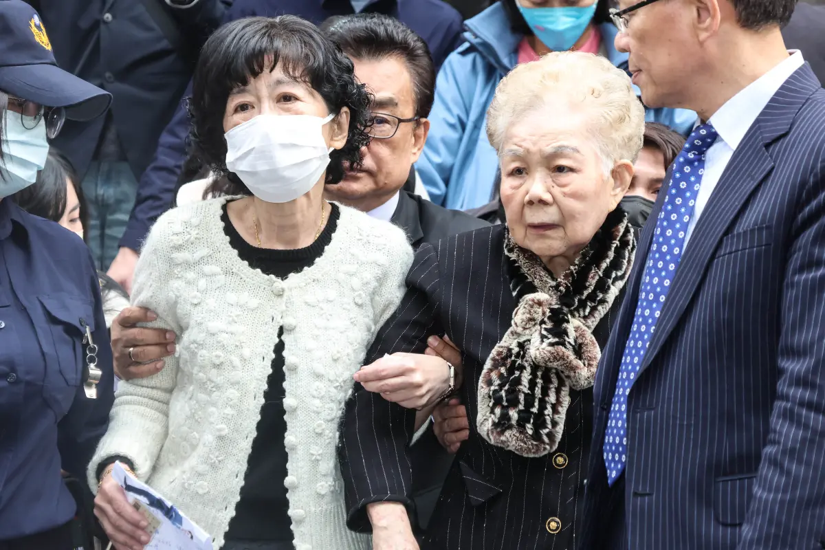 ▲李忠憲批評怒批柯家，不是228的受害者，而是228記憶的詐騙者。圖左為陳佩琪。（圖／記者朱永強攝）