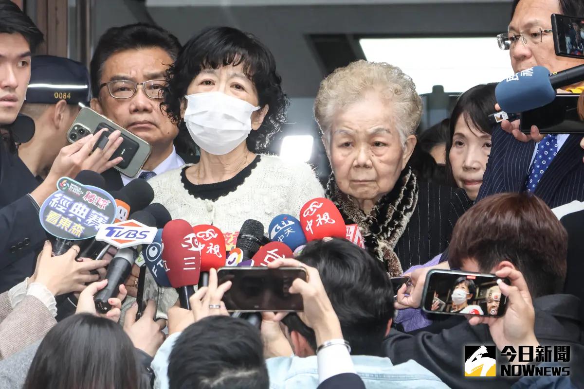 ▲民眾黨前主席的妻子陳佩琪、母親何瑞英表示，法官裁定柯文哲解除禁見至3月10日柯爸告別式當天。（圖／記者朱永強攝，2025.02.27）