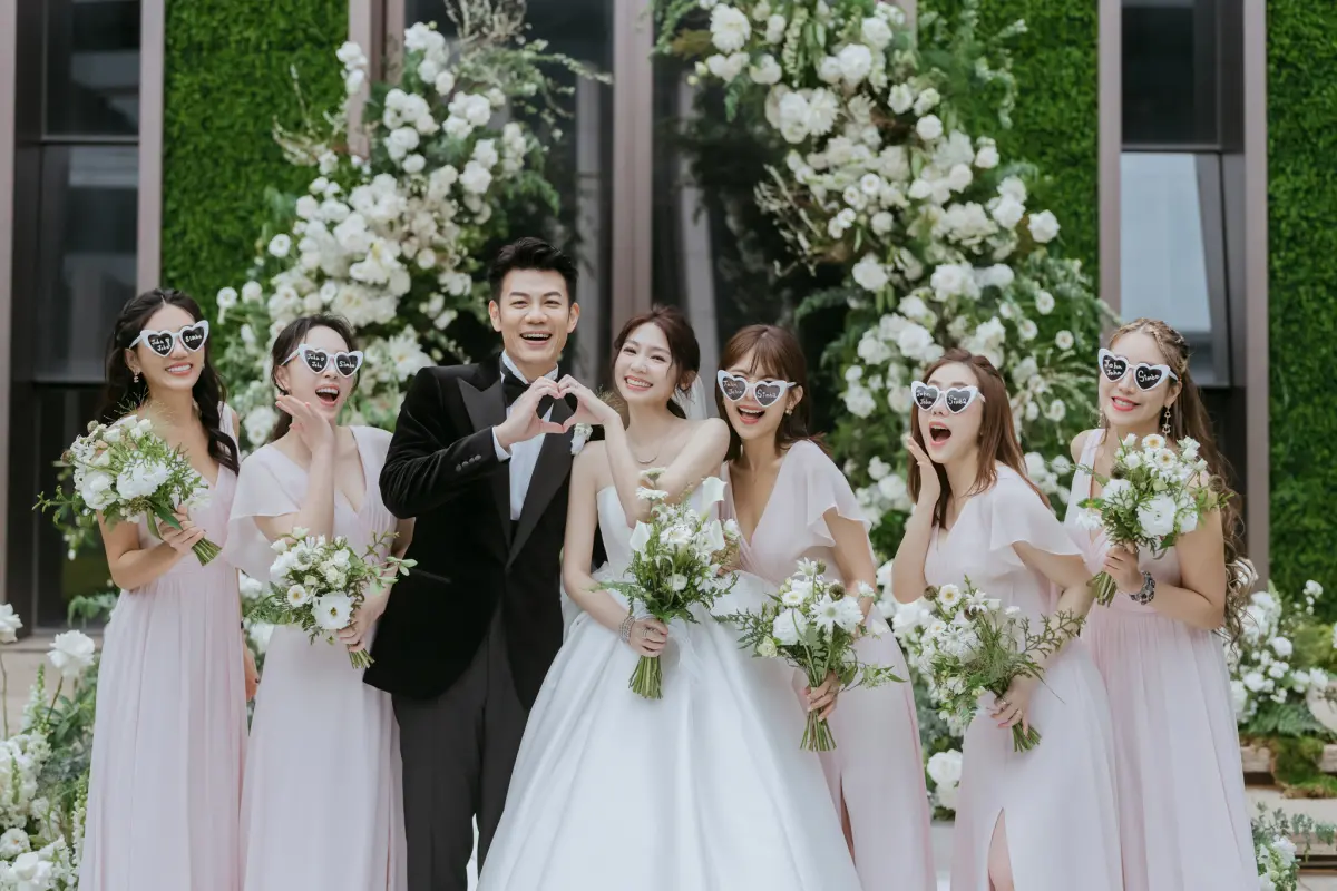 ▲曾智希（右4）和陳志強（左3）今（27）日在萬豪酒店辦婚宴，席開53桌，被問到婚禮花費，陳志強笑說賣了3張台積電，還放話絕對不離婚。（圖／SJ Wedding鯊魚婚紗攝影）