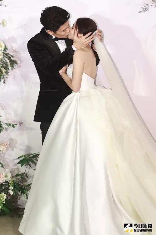 ▲陳志強(左)、曾智希(右)結婚典禮上大曬恩愛。(圖/記者葉政勳攝 , 2025.02.27) ▲陳志強(左)、曾智希(右)結婚典禮上大曬恩愛。(圖/記者葉政勳攝 , 2025.02.27)