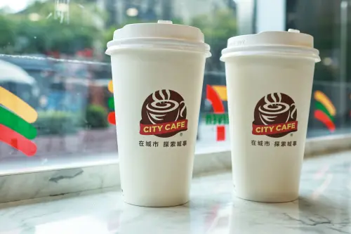 7-11拿鐵買一送一！全家拿鐵、抹茶10元多一杯　紅豆麵包買一送一
