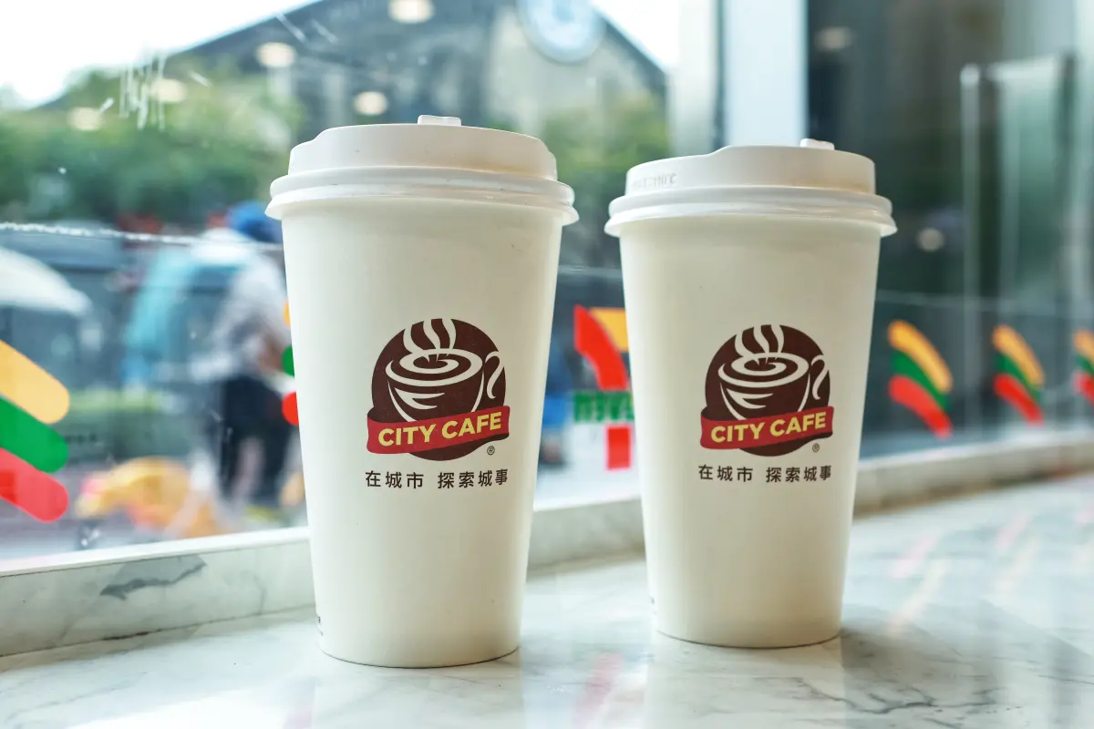 ▲7-11美式、拿鐵寄杯買6送6等到了，還有大杯瓜地馬拉精品美式嚐鮮價一杯只要45元，比買一送一更便宜。（圖／記者吳翊緁攝）