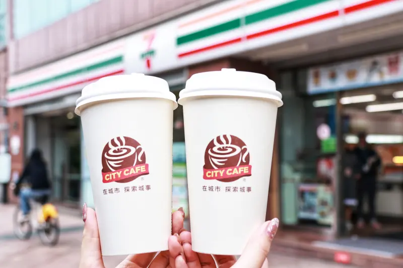 ▲周一開工咖啡優惠，7-11「周一咖啡日」寄杯逼近半價，「LINE禮物」有7-11咖啡買一送一電子票券；星巴克買一送一指定支付爽喝。（圖／記者吳翊緁攝）