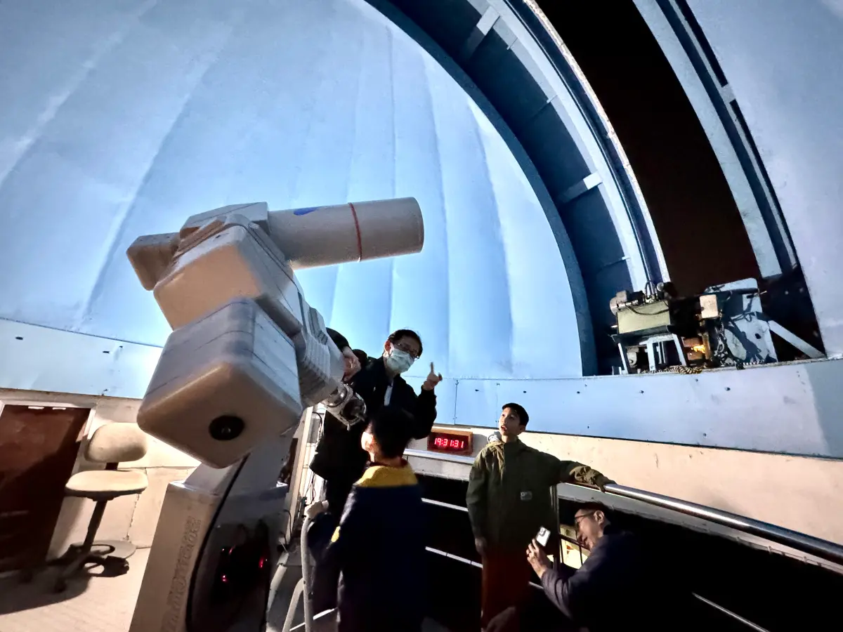 ▲臺北市立天文館每週六晚間7點會開放觀測室，內有天文望遠鏡可以直接看到星體表面，但228七星連珠沒有開放，本週六(3/1)觀賞星體為木星。（圖／記者周淑萍攝）