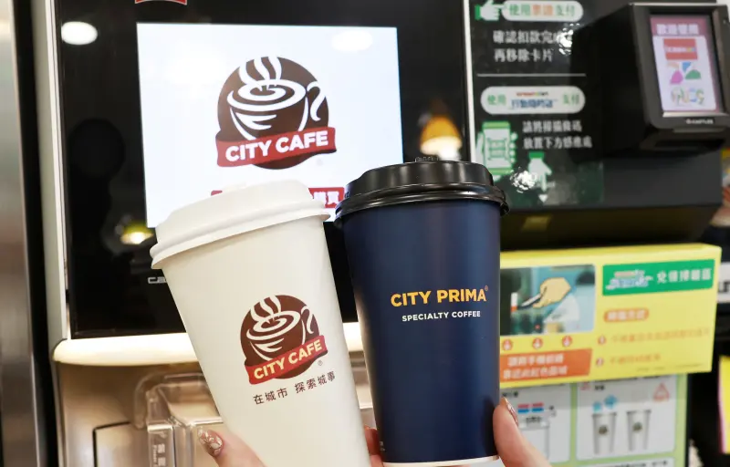 ▲228連假咖啡優惠，7-11門市精品美式10元多一杯，明（1）日行動隨時取寄杯有精品美式、精品拿鐵買7送7優惠。（圖／記者吳翊緁攝）（圖／記者吳翊緁攝）